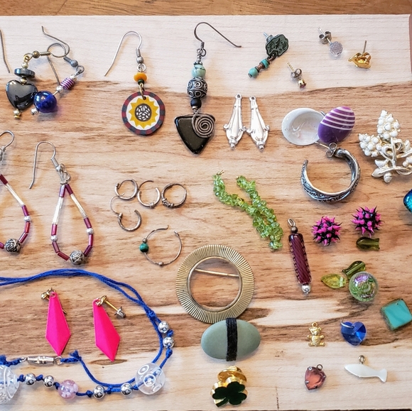 Bundle of Miscellaneous Jewelry - Picture 2 of 14